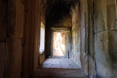 Antik taş koridor güneş ışığından yıkanmış. Taş tonoz. Antik taş işleri.