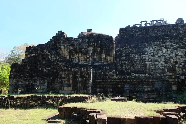 Ruínas Majestoso Antigo Edifício Khmer Construção Pedra Dilatada Dia Ensolarado — Fotografia de Stock