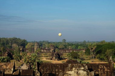Angkor Wat görünümü. Güneydoğu Asya 'da antik tapınak kompleksi. Eski bir terk tapınak üzerinde gökyüzünde balon. Manzara.