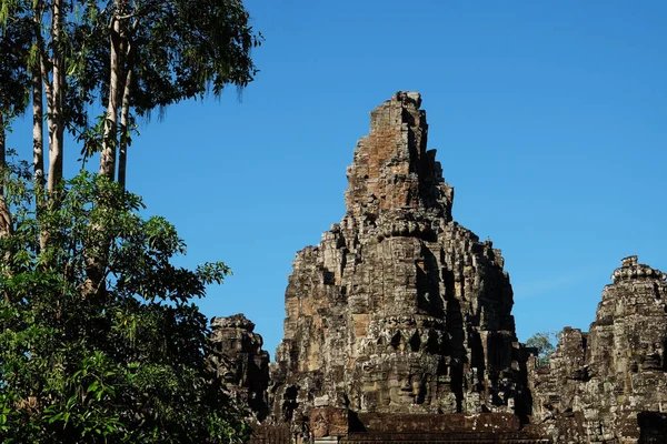 Die Majestätischen Türme Des Bajontempels Kambodscha Hohe Tropische Bäume Schöne — Stockfoto