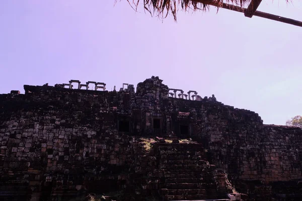 壮大な 古代クメールの建物の遺跡 晴れた日に荒廃した石造りの建設 — ストック写真