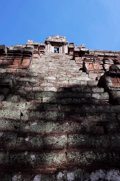 通往古印度教寺庙的楼梯 中世纪高棉寺庙的废墟 破旧的石头结构 — 图库照片