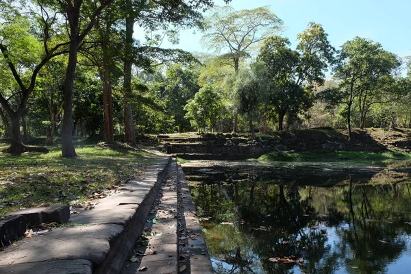 人造湖 海岸和底部是石头衬里 古老的高棉水库 巴雷池塘周围的树木生长 反映在水中 — 图库照片
