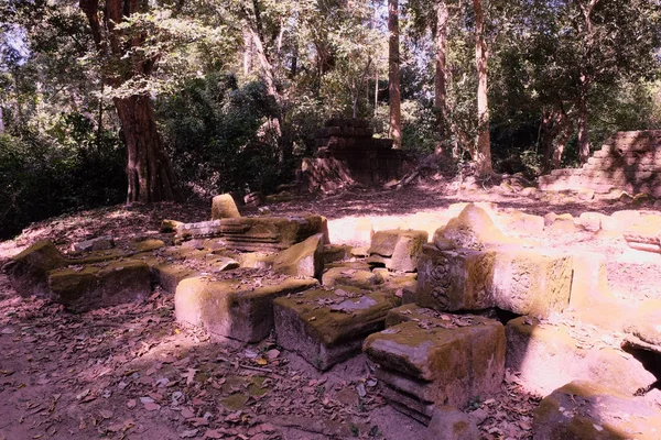 Blocos Pedra Antigo Edifício Destruído São Cobertos Musgo Restos Ruínas — Fotografia de Stock