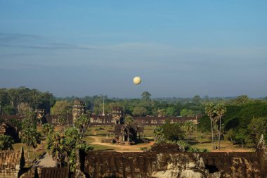 Angkor Wat görünümü. Güneydoğu Asya 'da antik tapınak kompleksi. Eski bir terk tapınak üzerinde gökyüzünde balon. Manzara.