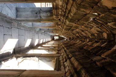 Antik taş koridor güneş ışığından yıkanmış. Taş tonoz. Antik taş işleri.