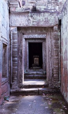 Koridor ve eski bir taş binanın kapısı. Çinhindi'nde bir ortaçağ manastırının kalıntıları.