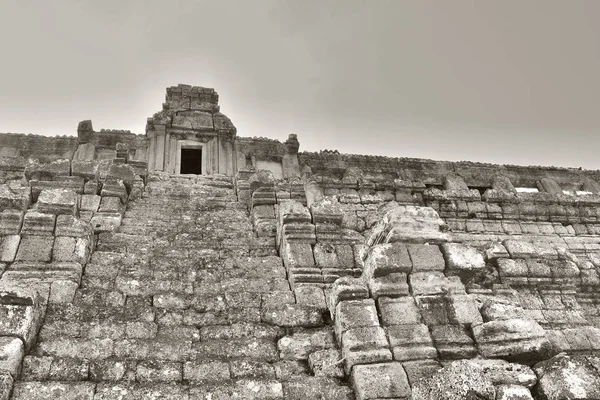 Лестница Древнего Индуистского Храма Ведущего Вверх Руины Средневекового Кхмерского Храма — стоковое фото