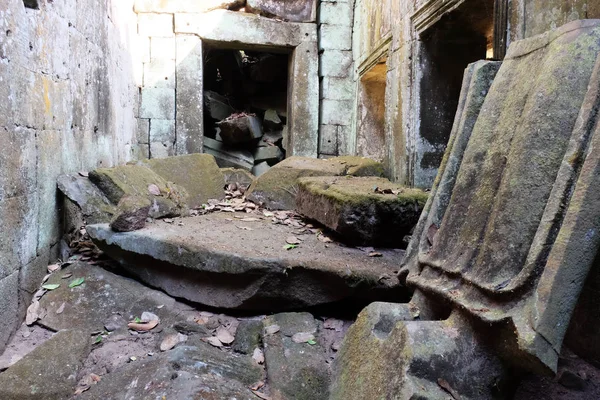 Ruínas Uma Casa Pedra Medieval Ruínas Antigas Cobertas Musgo — Fotografia de Stock