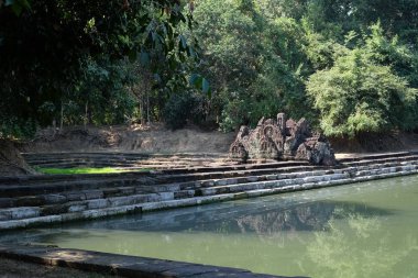 Kamboçya'da küçük bir sığınak. Ortaçağ Khmer baray. Tropik bir orman.