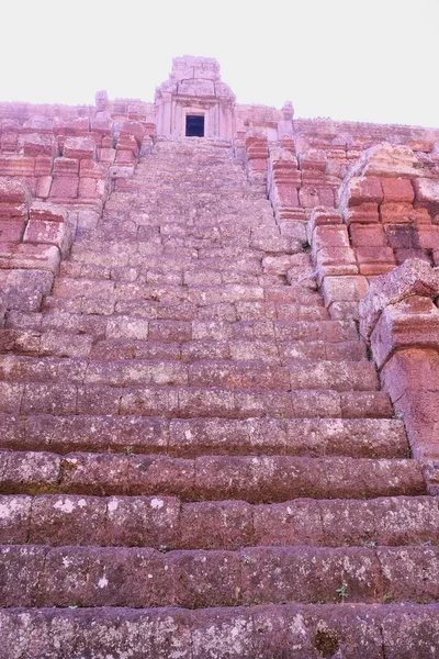古代ヒンドゥー教寺院の階段が上がっています 中世のクメール寺院の遺跡 荒廃した石造りの構造 — ストック写真