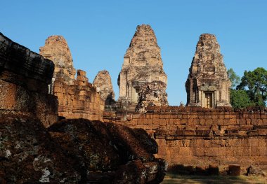 Bir ortaçağ Khmer tapınağının taş kuleleri. Baray doğu Mebon.