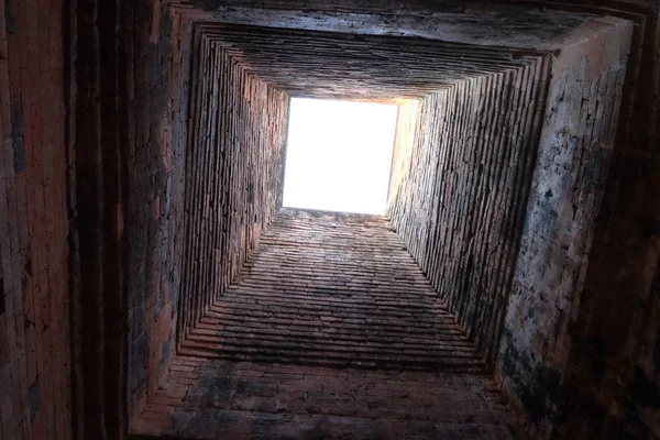 Tief Alten Brunnen Mauerwerk Licht Ende Des Tunnels Hintergrund — Stockfoto