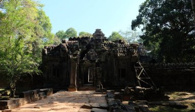 Ormandaki antik Khmer tapınağı. Harap olmuş mimari anıt. Turistik.