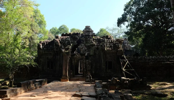 Ormandaki antik Khmer tapınağı. Harap olmuş mimari anıt. Turistik.