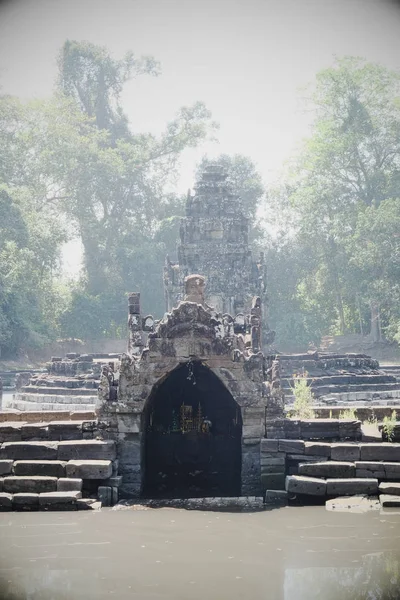 Baray yakınlarında küçük bir sığınak. Neak Pean.