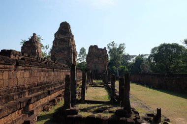 Eski bir Kamboçya tapınağının kalıntıları. Pre Rup tapınağının kalıntıları.