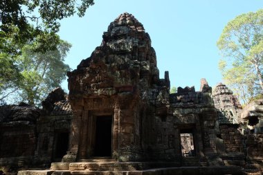 Ormandaki antik Khmer tapınağı. Harap olmuş mimari anıt. Turistik.
