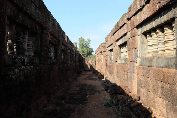 Uma Longa Passagem Sombreada Entre Dois Edifícios Pedra Ruínas Medievais — Fotografia de Stock