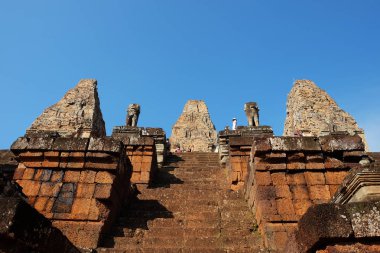 Siem Reap, Kamboçya, 19 Aralık 2018 Orta Çağ'dan kalma Khmer Tapınağı'nda Pre Rup. Turistler turistik yerleri göz önünde bulundururlar. Mimari Anıt.