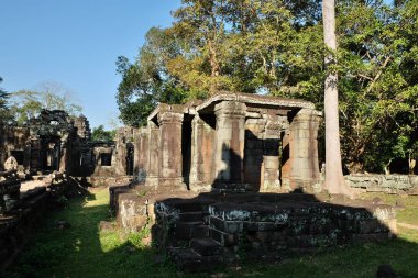 Kamboçya'daki binaların yıkıntıları. Terk edilmiş binalar.