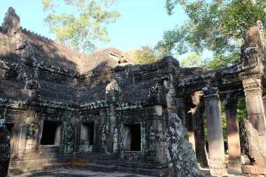 Harap olmuş bir tapınağın boş pencereleri. Çinhindi'ndeki Ortaçağ harabeleri.