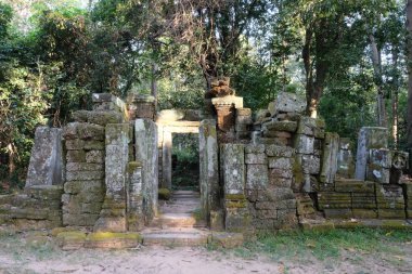 Kamboçya'daki ortaçağ kalıntıları. Antik tapınak kalıntıları.
