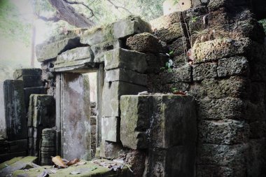 Kamboçya'daki ortaçağ kalıntıları. Antik tapınak kalıntıları.
