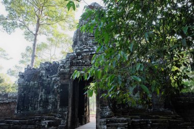 Banteay Kdei tapınağının güzel dekore edilmiş kapısı. Kamboçya turistik. Antik kapılar.