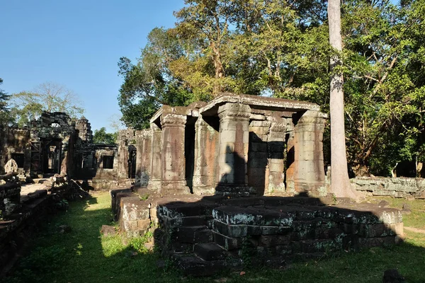 Kamboçya'daki binaların yıkıntıları. Terk edilmiş binalar.