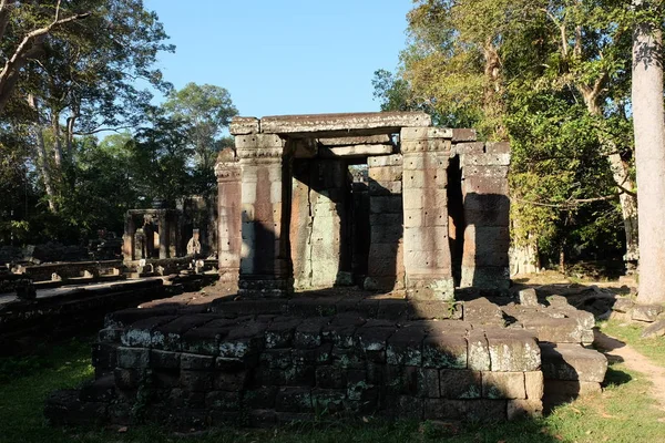 Kamboçya'daki binaların yıkıntıları. Terk edilmiş binalar.