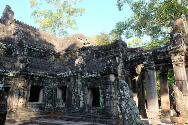 Harap olmuş bir tapınağın boş pencereleri. Çinhindi'ndeki Ortaçağ harabeleri.