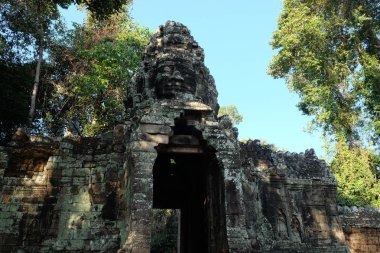Banteay Kdei tapınağının güzel dekore edilmiş kapısı. Kamboçya turistik. Antik kapılar.