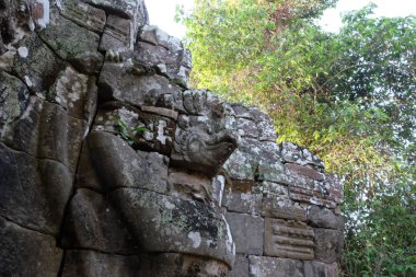 Kamboçya'daki ortaçağ kalıntıları. Antik tapınak kalıntıları.