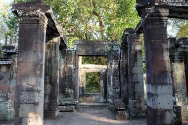 Kamboçya'daki ortaçağ kalıntıları. Antik tapınak kalıntıları.