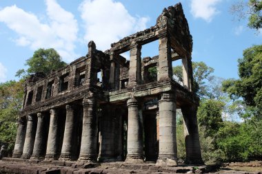 Kamboçya ormanında antik Preah Khan tapınak kompleksi kalıntıları.