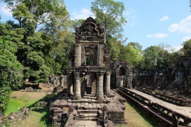 Kamboçya ormanında antik Preah Khan tapınak kompleksi kalıntıları.