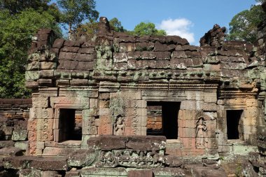 Kamboçya'da ortaçağdan kalma taş binaların kalıntıları. Harap eski binalar.