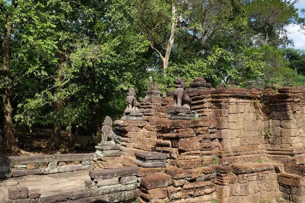 Die Treppe Der Zerstörten Mittelalterlichen Universität Kambodscha Steinfiguren Von Tieren — Stockfoto