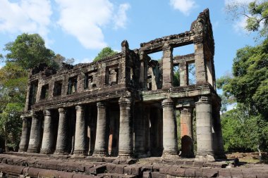 Kamboçya ormanında antik Preah Khan tapınak kompleksi kalıntıları.