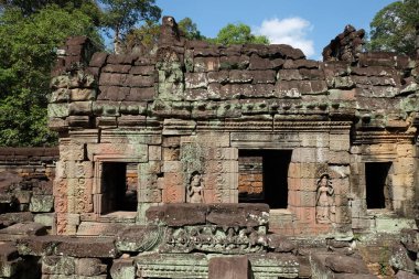 Kamboçya'da ortaçağdan kalma taş binaların kalıntıları. Harap eski binalar.