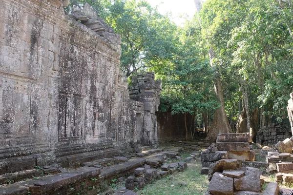 カンボジアの中世の石造りの建物の遺跡 老朽化した古い建物 — ストック写真