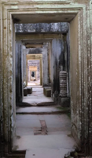 Lungo Corridoio Pietra Vecchio Edificio Fatiscente Porta Vuota — Foto Stock