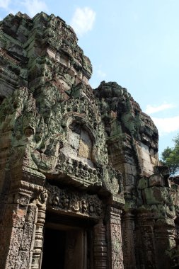 Kamboçya'da ortaçağdan kalma taş binaların kalıntıları. Harap eski binalar.