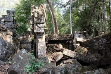 Kamboçya'da ortaçağdan kalma taş binaların kalıntıları. Harap eski binalar.