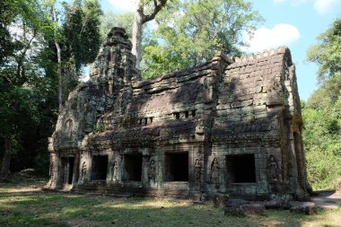 Preah Khan'ın ortaçağdan kalma Khmer tapınağı. Ormandaki Ortaçağ kalıntıları.