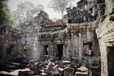 Kamboçya ormanında antik Preah Khan tapınak kompleksi kalıntıları.