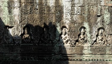 Kabartmalı antik taş duvar. Taş duvarda desen.