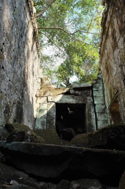 Kamboçya'da ortaçağdan kalma taş binaların kalıntıları. Harap eski binalar.