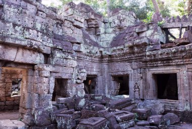 Kamboçya'da ortaçağdan kalma taş binaların kalıntıları. Harap eski binalar.